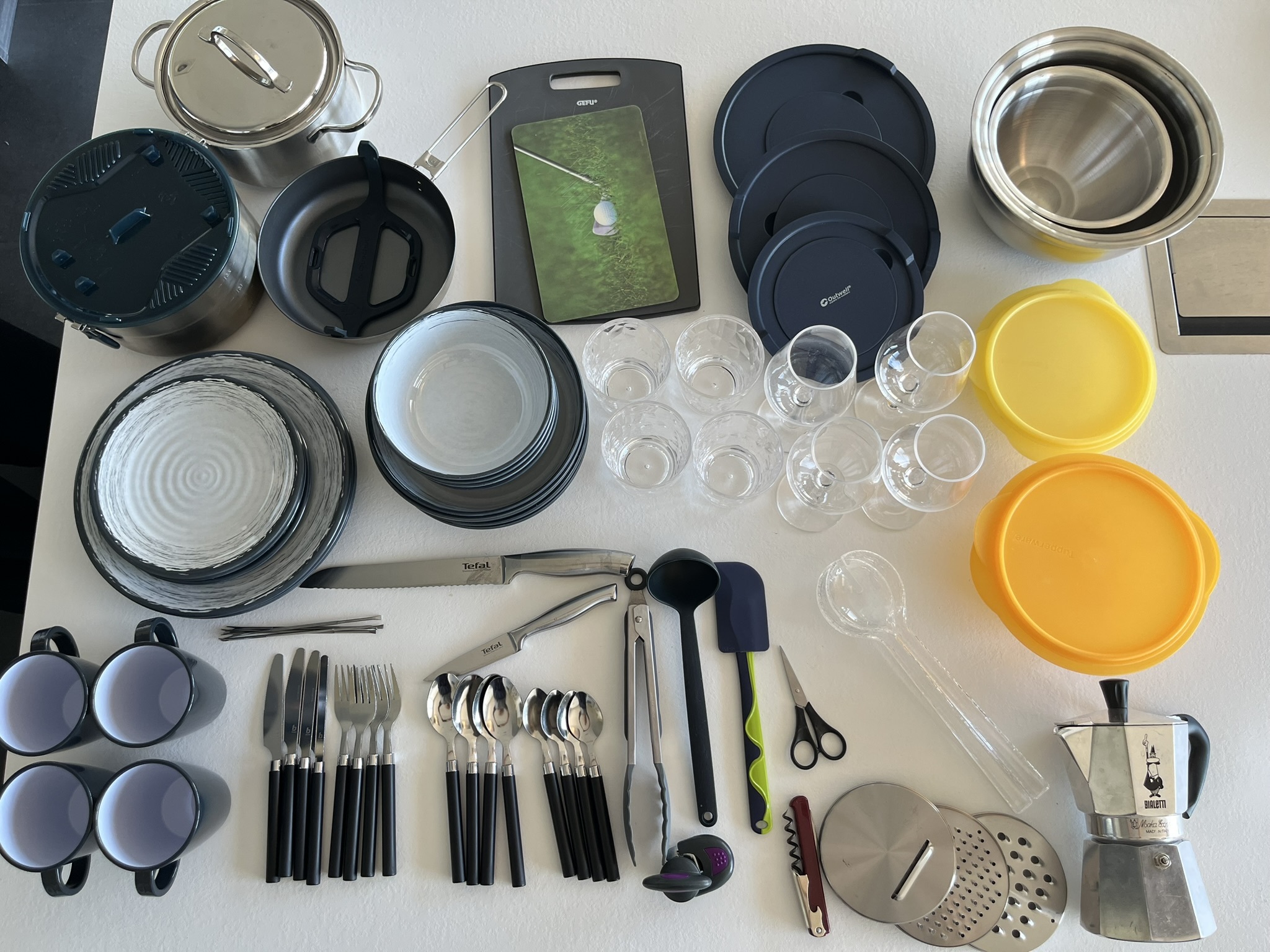 Cuisine équipée du van : 2 becs gaz, réfrigérateur, évier